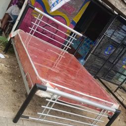 Kitanda cha chuma na godoro lake 5x6